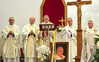 Relikwiarz przekazał abp Mokrzycki (w środku). 