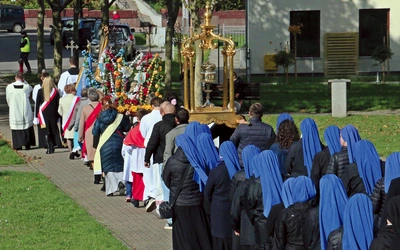  Procesja z relikwiami śląskiej księżnej po Eucharystii.