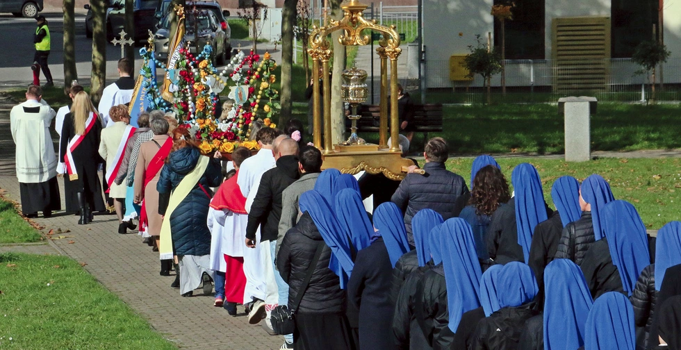  Procesja z relikwiami śląskiej księżnej po Eucharystii.