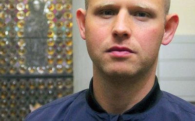Kiedyś jego codziennością były alkohol, narkotyki,  bójki, kradzieże, myśli samobójcze; od kilkunastu lat to codzienna Msza św., Różaniec, koronka, adoracja, czytanie  Pisma Świętego.