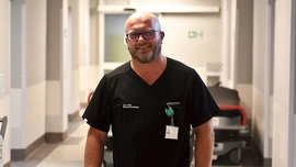 Dr Bartosz Kudliński ukończył studia medyczne na Wydziale Lekarskim Akademii Medycznej w Poznaniu. Od 2021 roku jest kierownikiem Klinicznego Oddziału Anestezjologii i Intensywnej Terapii Szpitala Uniwersyteckiego w Zielonej Górze, a także kierownikiem Zakładu Anestezjologii, Intensywnej Terapii i Medycyny Ratunkowej Collegium Medicum Uniwersytetu Zielonogórskiego. Od ubiegłego roku jest konsultantem wojewódzkim w zakresie anestezjologii i intensywnej terapii. W 2023 roku otrzymał Srebrny Krzyż Zasługi od …
