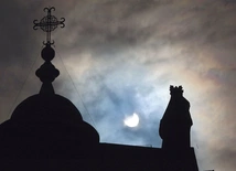 „Istnieje nocna, łagodna jasność ducha, kiedy dusza wolna od służby i zajęć wiążących ją za dnia, swobodna i skupiona zarazem, wnika w głębię powiązań swej własnej istoty i życia, świata i nadświata. I znajduje wielkie, dobroczynne uciszenie w pokoju takiej nocy” (św. Teresa Benedykta od Krzyża”, „Wiedza krzyża”). 