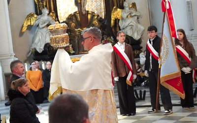 Jako pierwsi pielgrzymowali do grobu księżnej chorzy, ich bliscy, a także uczniowie Publicznej Szkoły Podstawowej Stowarzyszenia Przyjaciół Szkół Katolickich im. św. Jadwigi Śl. w Michałowie.