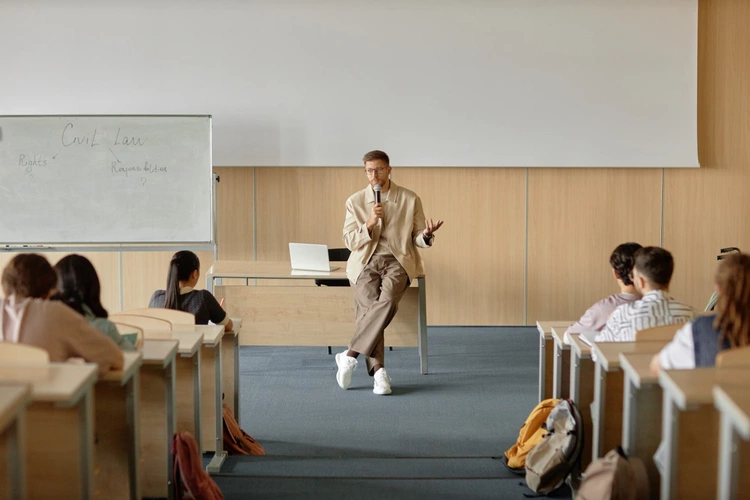 Młodzi warszawiacy a wybór studiów – czy prawo to nadal kierunek z powołania?