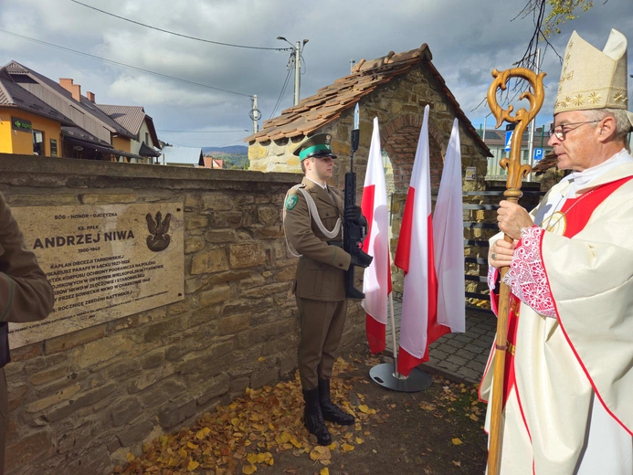 Tablica ks. Andrzeja Niwy w Łącku