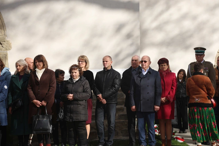 Tablica ks. Andrzeja Niwy w Łącku