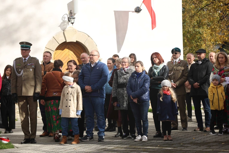 Tablica ks. Andrzeja Niwy w Łącku