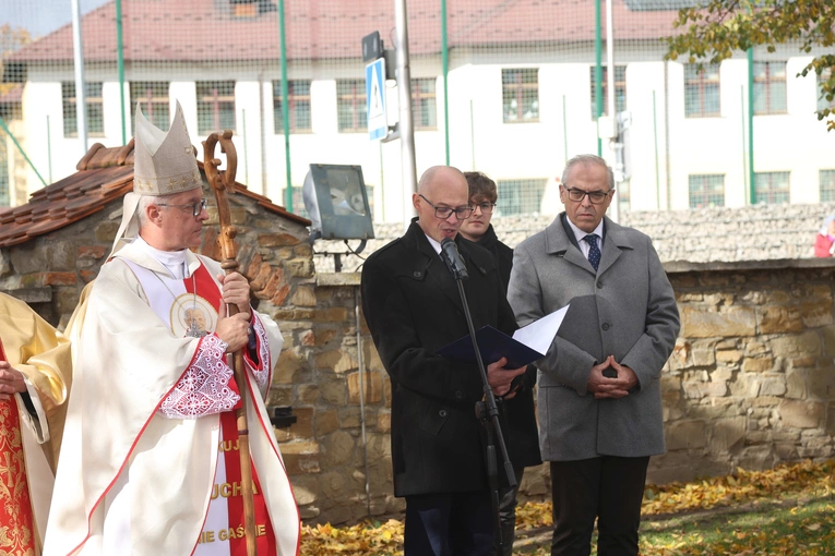 Tablica ks. Andrzeja Niwy w Łącku