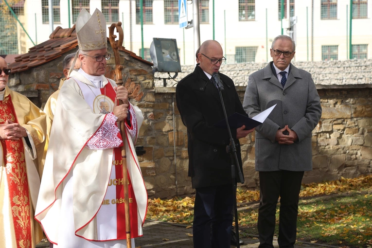 Tablica ks. Andrzeja Niwy w Łącku