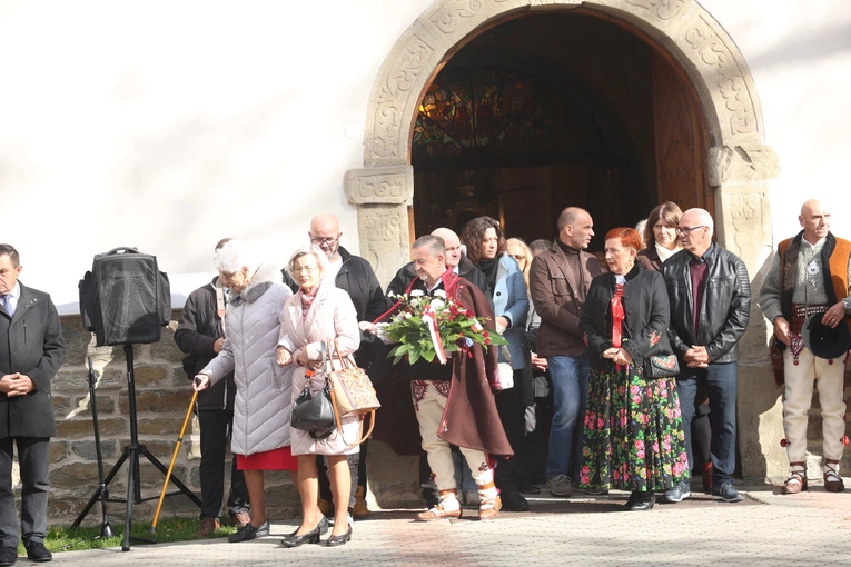 Tablica ks. Andrzeja Niwy w Łącku