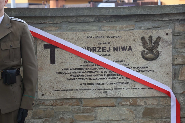 Tablica ks. Andrzeja Niwy w Łącku