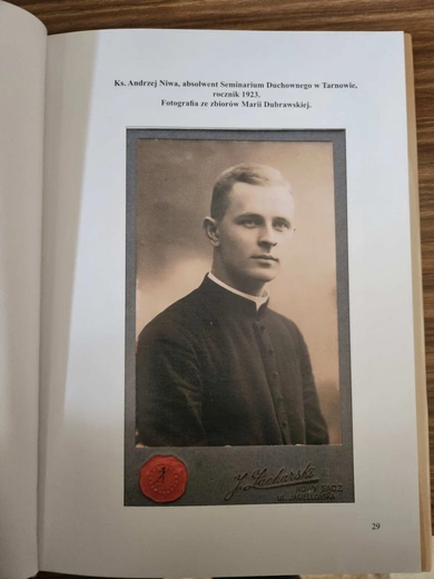 Tablica ks. Andrzeja Niwy w Łącku