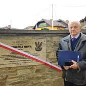 Tablica ks. Andrzeja Niwy w Łącku
