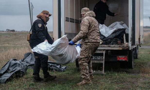 Ukraińscy ochotnicy zbierają i próbują identyfikować ciała zabitych w Donbasie Rosjan