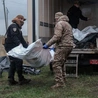 Ukraińscy ochotnicy zbierają i próbują identyfikować ciała zabitych w Donbasie Rosjan