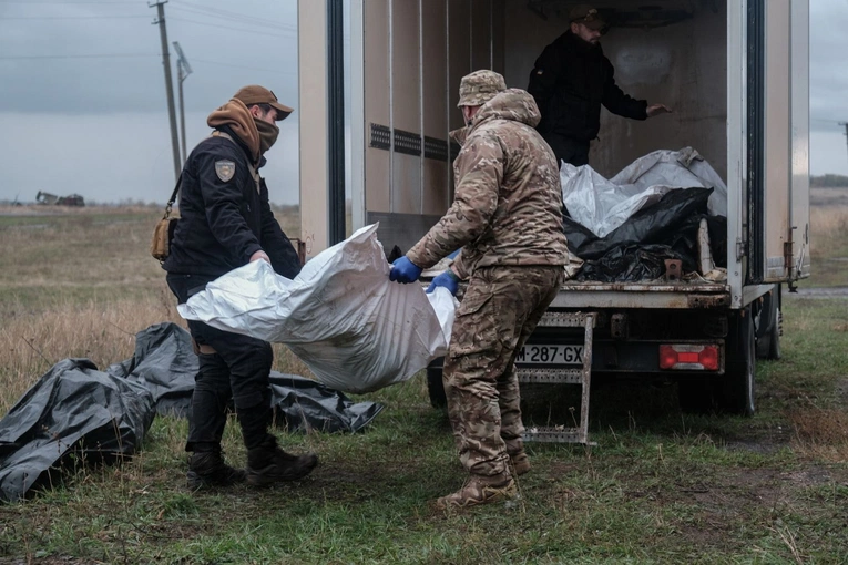 Ukraińscy ochotnicy zbierają i próbują identyfikować ciała zabitych w Donbasie Rosjan