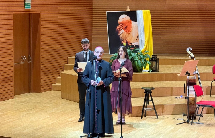 Abp Przybylski o św. Janie Pawle II: cały jego pontyfikat był naznaczony miłością do człowieka