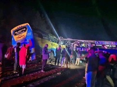 63 osoby zginęły w nocnym zderzeniu autobusów