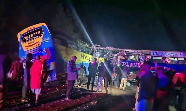 63 osoby zginęły w nocnym zderzeniu autobusów