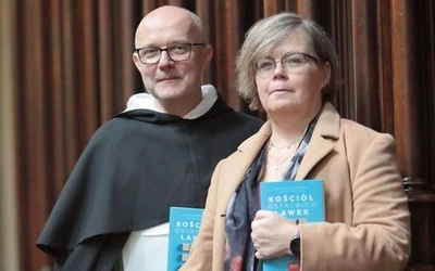 Czytajcie „Kościół ostatnich ławek”! Hasło, że z ostatnich ławek czasem widać więcej, naprawdę nie jest na wyrost