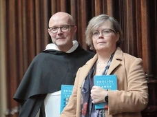 Czytajcie „Kościół ostatnich ławek”! Hasło, że z ostatnich ławek czasem widać więcej, naprawdę nie jest na wyrost