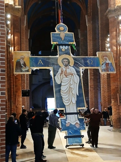 Nowy krzyż w głogowskiej kolegiacie