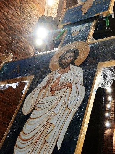 Nowy krzyż w głogowskiej kolegiacie