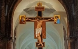 Ogromny siedmiometrowy krzyż już zamontowany w głogowskiej kolegiacie