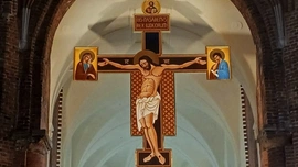 Ogromny siedmiometrowy krzyż już zamontowany w głogowskiej kolegiacie