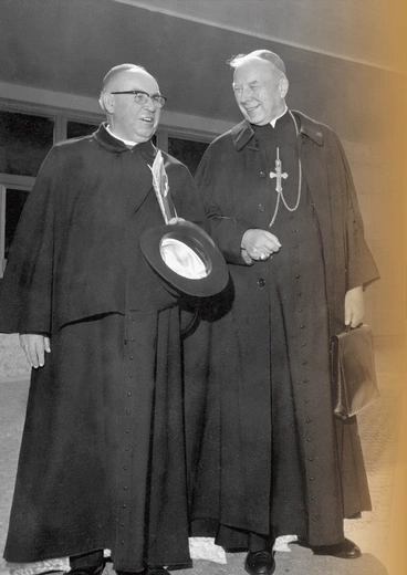 Autor listu, abp Bolesław Kominek, oraz kard. Stefan Wyszyński, który wziął na siebie polityczną odpowiedzialność za treść orędzia.