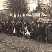 Pogrzeb Anny Zielonki (z d. Węsierskiej, pochodzącej z Szarpadła) z Czarlina k. Węsior, listopad 1951 r. 