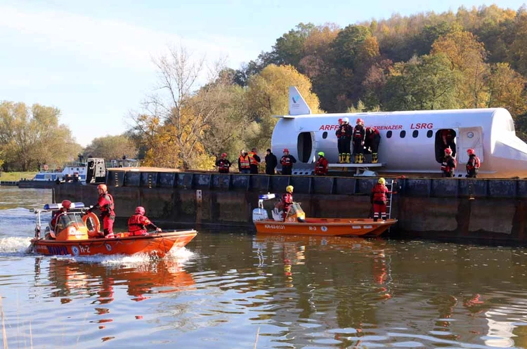 Wodne ćwiczenia straży pożarnej