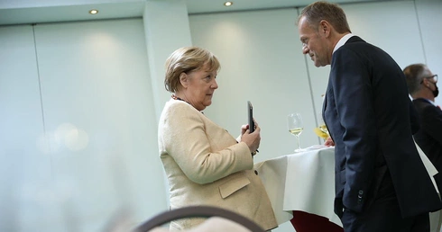 Angela Merkel rozmawia