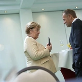 Angela Merkel rozmawia