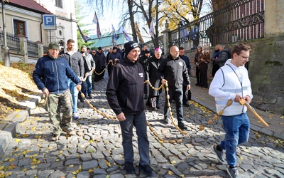 Walka na kolanach o zbawienie