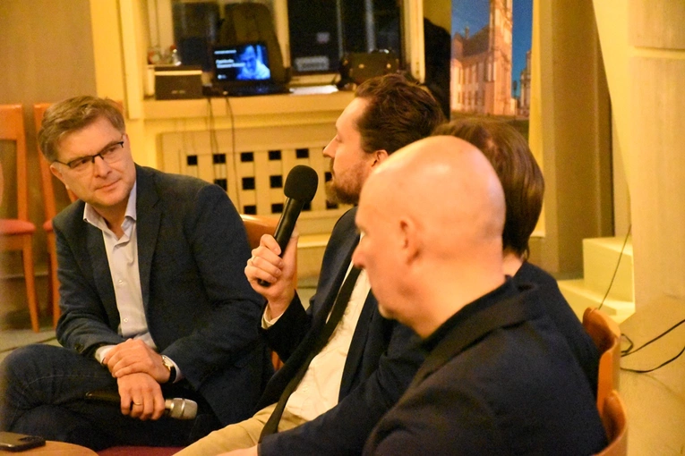 Projekcja filmu o ks. Popiełuszce