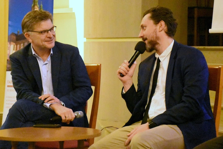 Projekcja filmu o ks. Popiełuszce