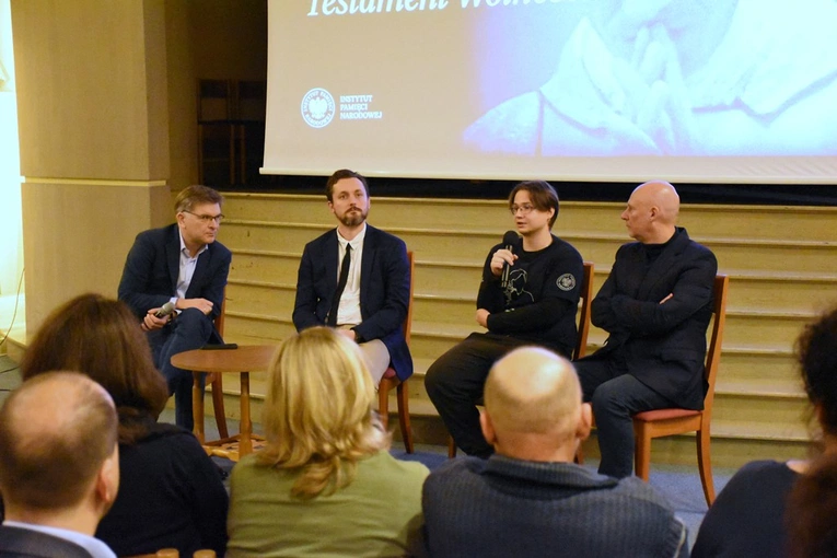 Projekcja filmu o ks. Popiełuszce