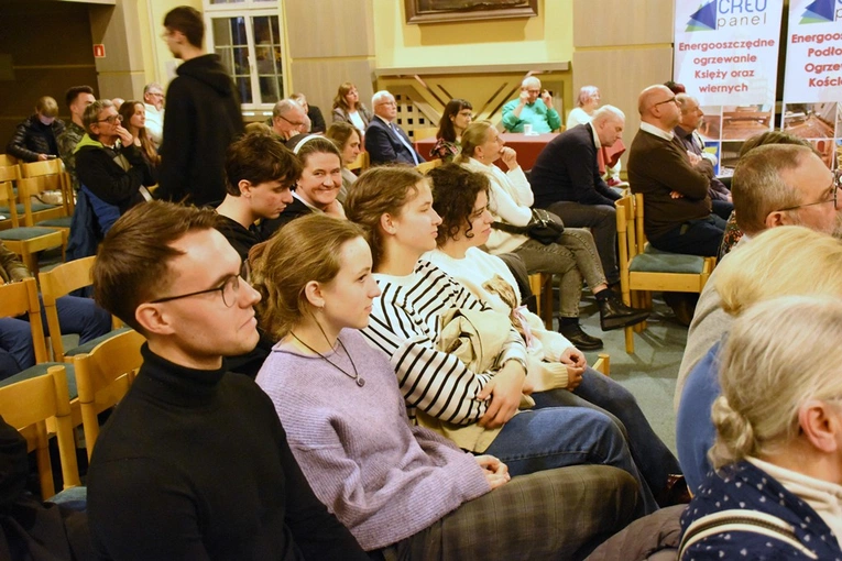 Projekcja filmu o ks. Popiełuszce