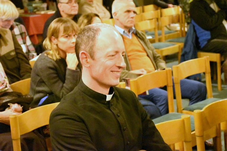 Projekcja filmu o ks. Popiełuszce