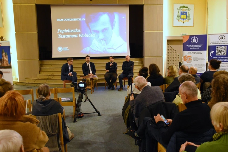 Projekcja filmu o ks. Popiełuszce
