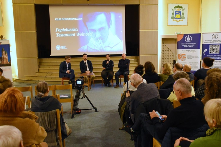 Projekcja filmu o ks. Popiełuszce