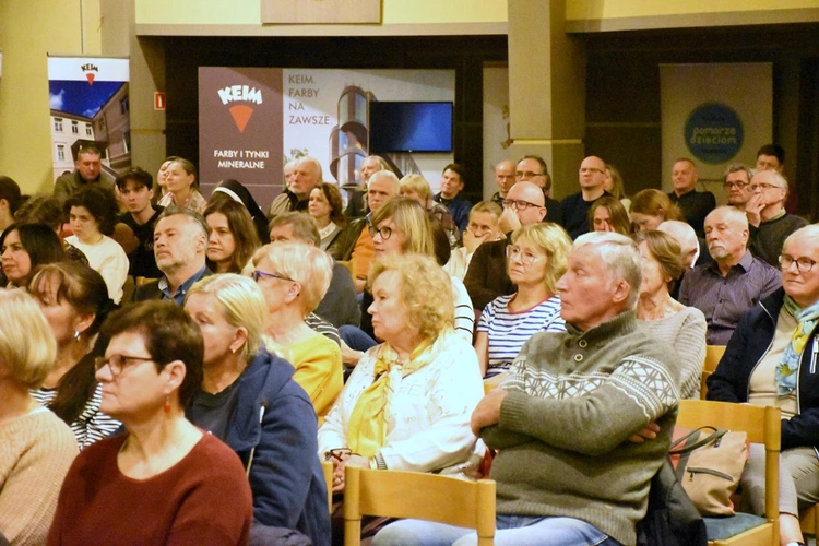 Projekcja filmu o ks. Popiełuszce