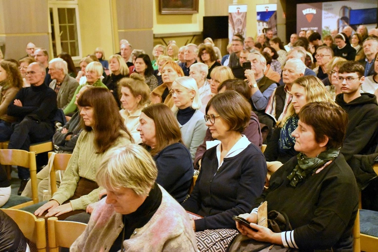 Projekcja filmu o ks. Popiełuszce