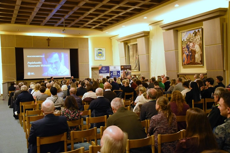 Projekcja filmu o ks. Popiełuszce