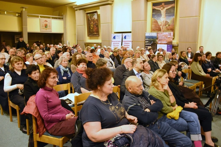 Projekcja filmu o ks. Popiełuszce