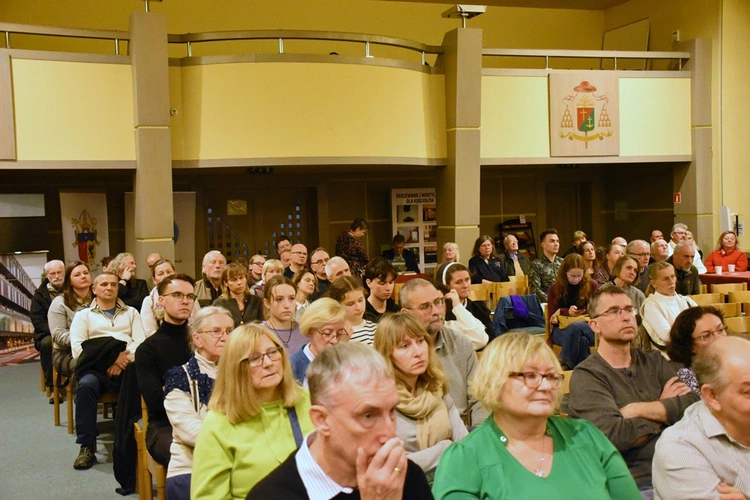 Projekcja filmu o ks. Popiełuszce