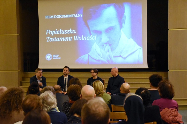 Projekcja filmu o ks. Popiełuszce