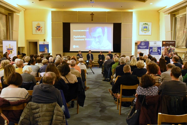 Projekcja filmu o ks. Popiełuszce