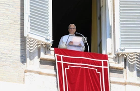 Papież Leon XIV w oknie pałacu apostolskiego